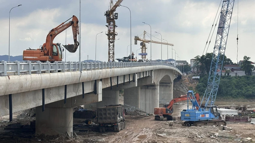 Toàn cảnh cầu Phong Châu mới trước ngày khánh thành 6.jpg