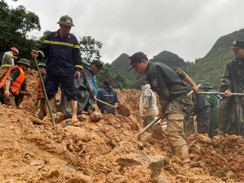 'Chuyến xe đặc biệt' đưa mẹ bầu vượt sạt lở, ngập sâu đến bệnh viện 2.jpg