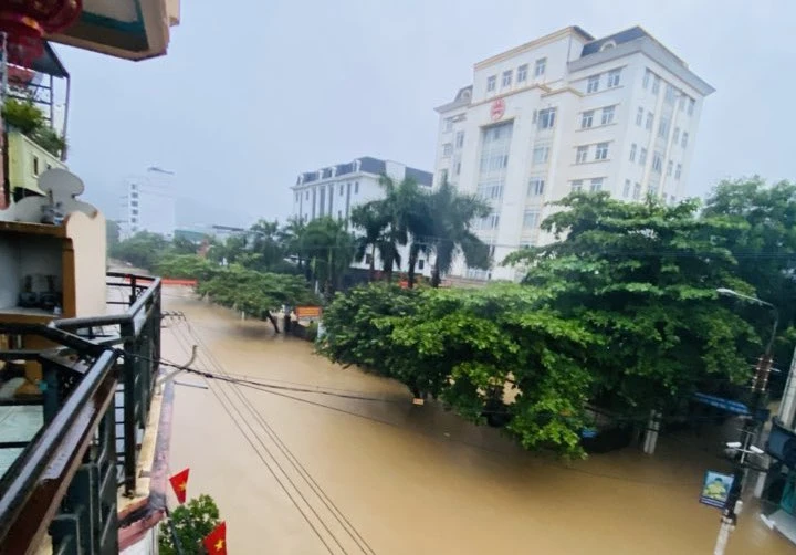 Nước ngập chạm nóc nhà, Hà Giang sắp vượt mức lũ lịch sử 4.jpg