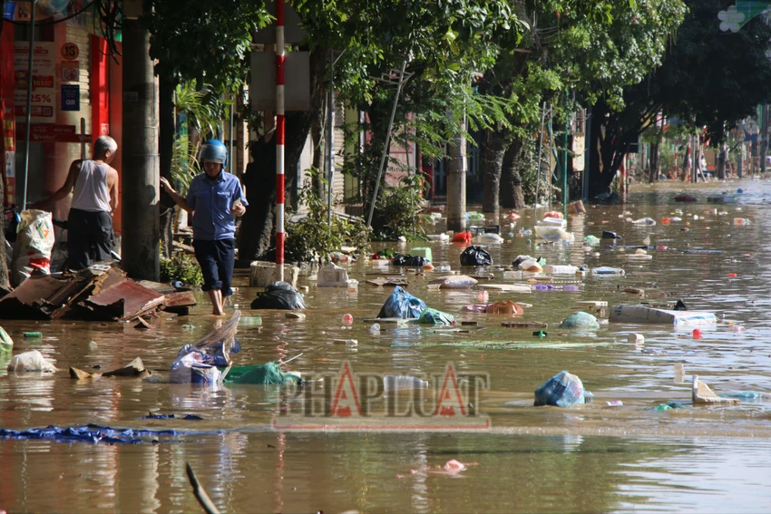 Nước lũ vừa rút, người dân Thái Nguyên hối hả dọn dẹp