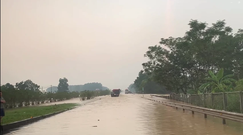 Ngập cao tốc Hà Nội - Thái Nguyên, CSGT chỉ đường thay thế.png