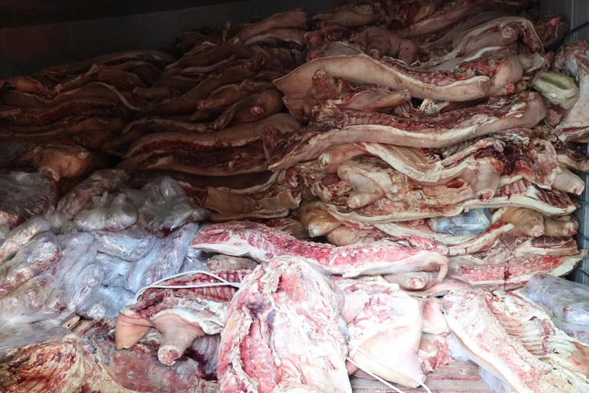 Bắt giam chủ cơ sở trữ gần 38 tấn thịt lợn nhiễm dịch tả để bán kiếm lời 2.jpg