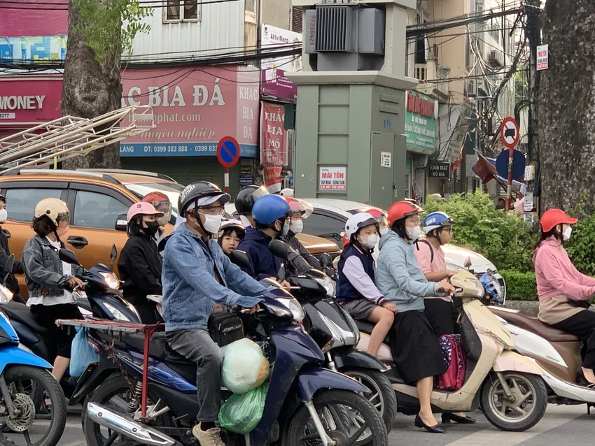 Người Hà Nội khoác áo ấm ra đường đợt lạnh đầu tiên 2.jpg