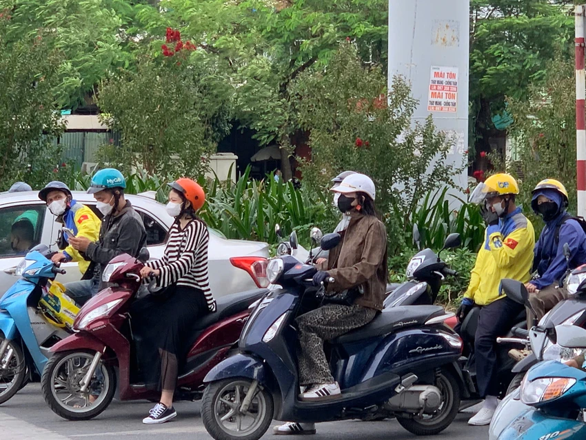 Người Hà Nội khoác áo ấm ra đường trong đợt lạnh đầu tiên...jpg