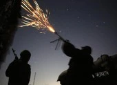 VIDEO: Đoàn xe chở bộ trưởng nội vụ Ukraine bị nã đạn ở Donbass
