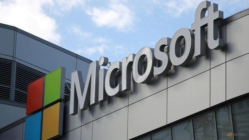 Logo Microsoft được nhìn thấy tại một tòa nhà ở TP Los Angeles, California, Mỹ ngày 7-11-2017. Ảnh: REUTERS