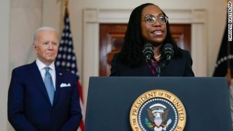 Tổng thống Joe Biden và bà Ketanji Brown Jackson phát biểu tại Nhà Trắng sau khi Thượng viện Mỹ phê chuẩn bà trở thành nữ thẩm phán da màu đầu tiên trong lịch sử của Tòa án Tối cao. Ảnh: CNN Tổng thống Joe Biden và bà Ketanji Brown Jackson phát biểu tại Nhà Trắng sau khi Thượng viện Mỹ phê chuẩn bà trở thành nữ thẩm phán da màu đầu tiên trong lịch sử của Tòa án Tối cao. Ảnh: CNN