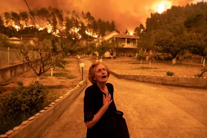 Giải khu vực (châu Âu), ảnh đơn: "Evia Island Wildfire" - Bà Kritsiopi Panayiota, 81 tuổi, phản ứng khi một đám cháy rừng lan đến gần ngôi nhà của bà ở làng Gouves trên đảo Evia, Hy Lạp, vào ngày 8-8-2021. Ảnh: Konstantinos TsakalidisTsakalidis (Hy Lạp) Giải khu vực (châu Âu), ảnh đơn: "Evia Island Wildfire" - Bà Kritsiopi Panayiota, 81 tuổi, phản ứng khi một đám cháy rừng lan đến gần ngôi nhà của bà ở làng Gouves trên đảo Evia, Hy Lạp, vào ngày 8-8-2021. Ảnh: Konstantinos TsakalidisTsakalidis (Hy Lạp)