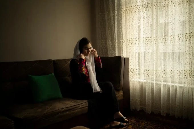 Giải khu vực (châu Á), ảnh câu chuyện: "Rạp chiếu phim Kabul" - Cô gái Asita Ferdous ngồi trong nhà của mình ở Kabul, Afghanistan vào ngày 10-11-2021. Cô là giám đốc của Rạp chiếu phim Ariana, song cô không được phép vào rạp chiếu phim vì Taliban đã ra lệnh cho các nữ nhân viên chính phủ tránh xa nơi làm việc của họ. Ảnh: Bram Janssen (Hà Lan). Giải khu vực (châu Á), ảnh câu chuyện: "Rạp chiếu phim Kabul" - Cô gái Asita Ferdous ngồi trong nhà của mình ở Kabul, Afghanistan vào ngày 10-11-2021. Cô là giám đốc của Rạp chiếu phim Ariana, song cô không được phép vào rạp chiếu phim vì Taliban đã ra lệnh cho các nữ nhân viên chính phủ tránh xa nơi làm việc của họ. Ảnh: Bram Janssen (Hà Lan).