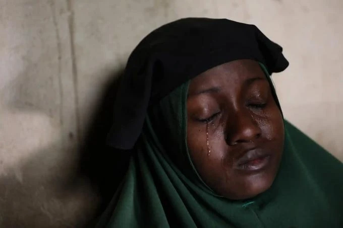 Giải khu vực (châu Phi), ảnh câu chuyện: "Nỗi sợ đến trường" - Cô Humaira Mustapha khóc tại nhà riêng sau khi hai con gái của cô bị các tay súng bắt cóc tại trường trung học nữ của chính phủ Nigeria, một ngày sau vụ bắt cóc hơn 300 nữ sinh ở Jangebe, một ngôi làng thuộc bang Zamfara, tây bắc Nigeria vào tháng 2-2021. Ảnh: Sodiq Adelakun Adekola (Nigeria) Giải khu vực (châu Phi), ảnh câu chuyện: "Nỗi sợ đến trường" - Cô Humaira Mustapha khóc tại nhà riêng sau khi hai con gái của cô bị các tay súng bắt cóc tại trường trung học nữ của chính phủ Nigeria, một ngày sau vụ bắt cóc hơn 300 nữ sinh ở Jangebe, một ngôi làng thuộc bang Zamfara, tây bắc Nigeria vào tháng 2-2021. Ảnh: Sodiq Adelakun Adekola (Nigeria)