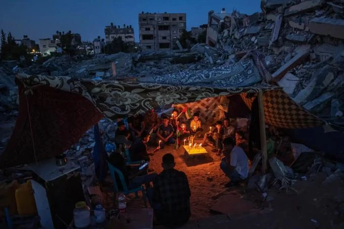 Giải khu vực (châu Á), ảnh đơn: "Trẻ em Palestine ở Gaza" - Trẻ em Palestine cầm nến trong một cuộc biểu tình giữa đống đổ nát của những ngôi nhà bị các cuộc không kích của Israel phá hủy vào tháng 5-2021. Ảnh: Fatima Shbair (Palestine) Giải khu vực (châu Á), ảnh đơn: "Trẻ em Palestine ở Gaza" - Trẻ em Palestine cầm nến trong một cuộc biểu tình giữa đống đổ nát của những ngôi nhà bị các cuộc không kích của Israel phá hủy vào tháng 5-2021. Ảnh: Fatima Shbair (Palestine)