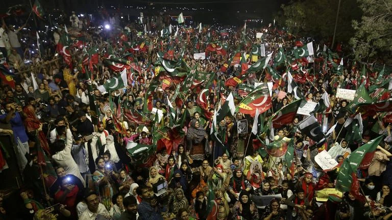 Những người ủng hộ Thủ tướng bị phế truất Imran Khan xuống đường biểu tình ở Karachi, Pakistan vào ngày 10-4. Ảnh: AP Những người ủng hộ Thủ tướng bị phế truất Imran Khan xuống đường biểu tình ở Karachi, Pakistan vào ngày 10-4. Ảnh: AP