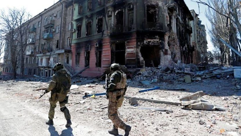 Quân đội Nga tuần tra đường phố ở TP Mariupol, Ukraine, vào ngày 7-4. Ảnh: REUTERS