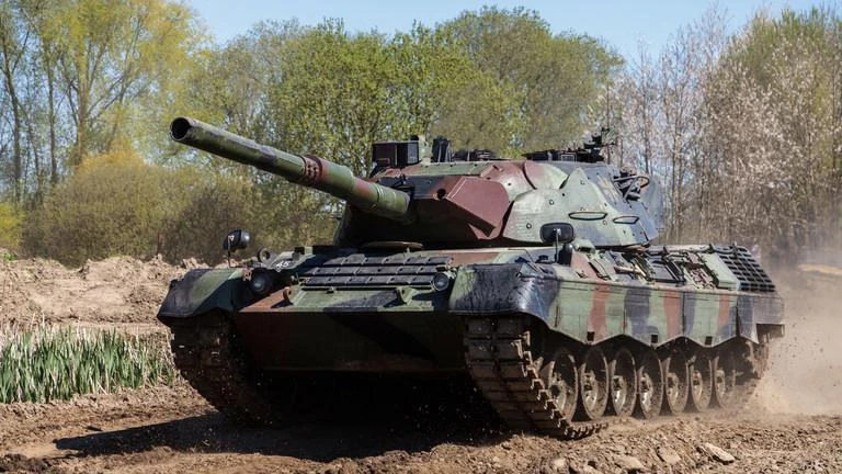 Một công ty sản xuất vũ khí của Đức lên kế hoạch gửi xe tăng cũ đến hỗ trợ Ukraine. Ảnh: RT