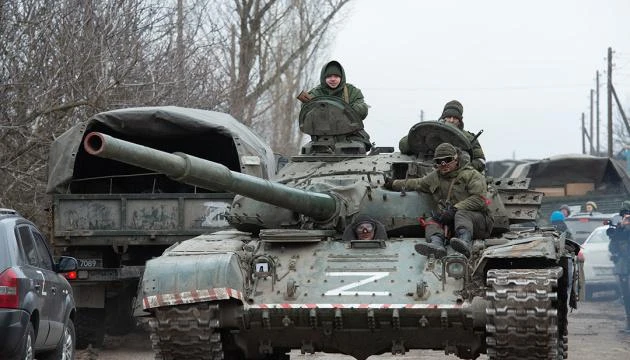 Quân đội Ukraine tuần tra trên xe tăng. Ảnh: UKRINFORM