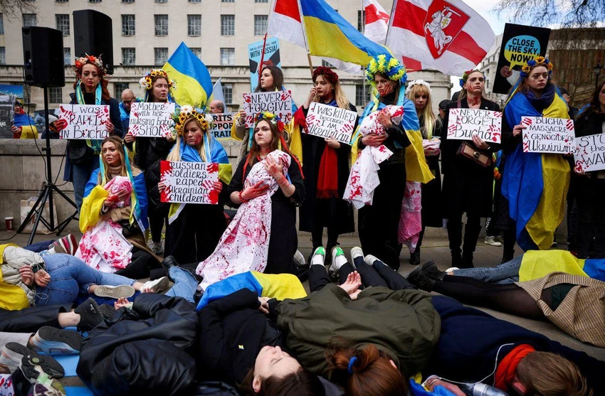 Người dân Anh biểu tình ủng hộ Ukraine và phản đối các vụ thảm sát ở Bucha ở London, ngày 9-4. Ảnh: REUTERS Người dân Anh biểu tình ủng hộ Ukraine và phản đối các vụ thảm sát ở Bucha ở London, ngày 9-4. Ảnh: REUTERS