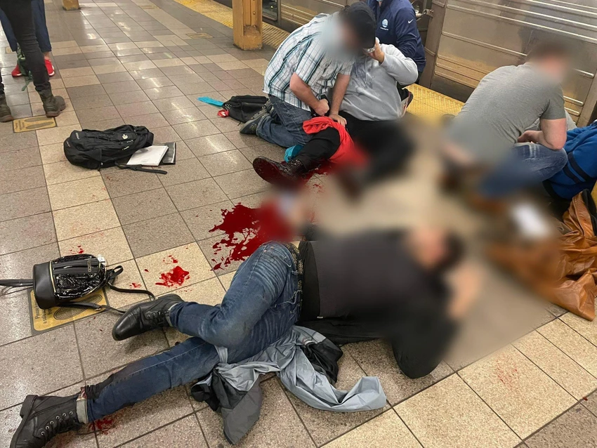 Một người đàn ông là nạn nhân trong vụ xả súng ở tàu điện ngầm tại TP New York nằm trên vũng máu. Ảnh: TWITTER Một người đàn ông là nạn nhân trong vụ xả súng ở tàu điện ngầm tại TP New York nằm trên vũng máu. Ảnh: TWITTER