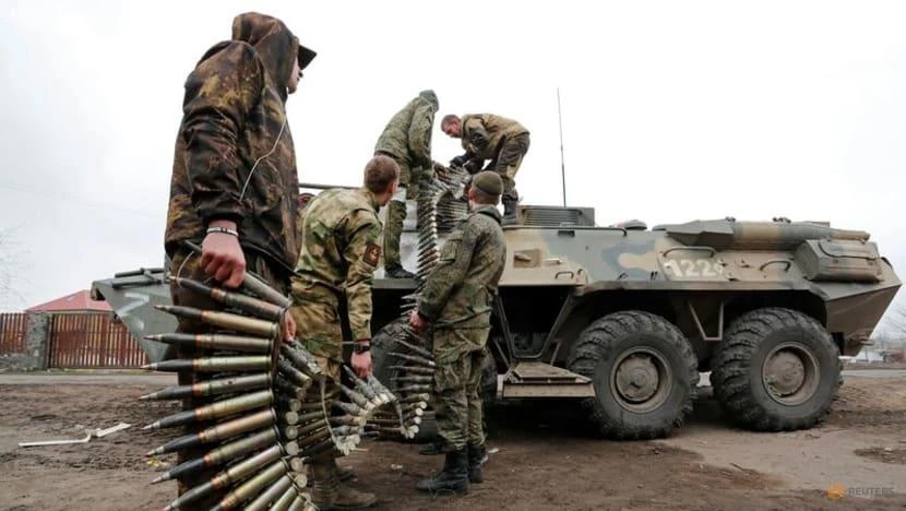 Quân đội Nga nạp đạn vào xe bọc thép ở Mariupol, Ukraine,ngày 12-4. Ảnh: REUTERS Quân đội Nga nạp đạn vào xe bọc thép ở Mariupol, Ukraine,ngày 12-4. Ảnh: REUTERS