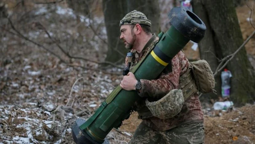 Binh sĩ Ukraine cầm hệ thống tên lửa Javelin tại một tiền tuyến ở khu vực phía bắc Kiev, ngày 13-3. Ảnh: REUTERS Binh sĩ Ukraine cầm hệ thống tên lửa Javelin tại một tiền tuyến ở khu vực phía bắc Kiev, ngày 13-3. Ảnh: REUTERS