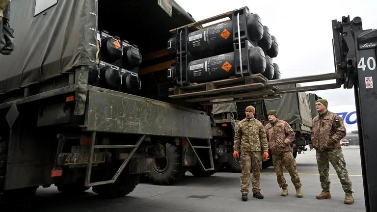 Binh sĩ Ukraine chất lên xe tải tên lửa chống tăng di động FGM-148 Javelin do Mỹ cung cấp. Ảnh: AFP Binh sĩ Ukraine chất lên xe tải tên lửa chống tăng di động FGM-148 Javelin do Mỹ cung cấp. Ảnh: AFP