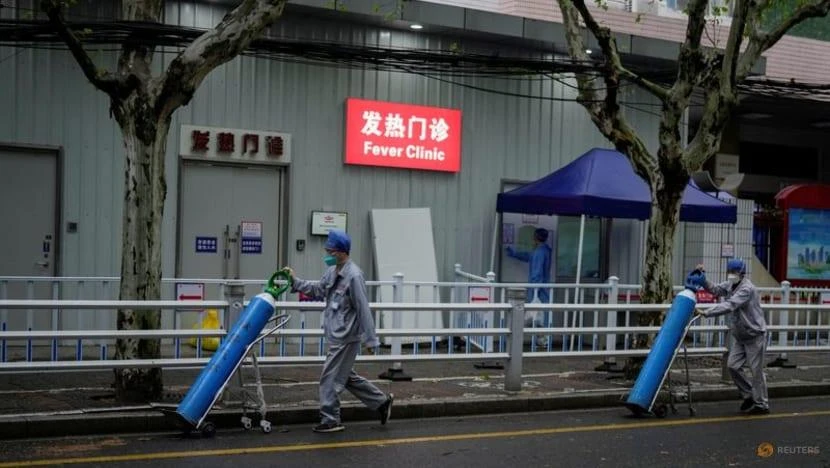 Công nhân giao bình oxy bên ngoài một bệnh viện ở Thượng Hải, Trung Quốc ngày 14-4. Ảnh: REUTERS Công nhân giao bình oxy bên ngoài một bệnh viện ở Thượng Hải, Trung Quốc ngày 14-4. Ảnh: REUTERS