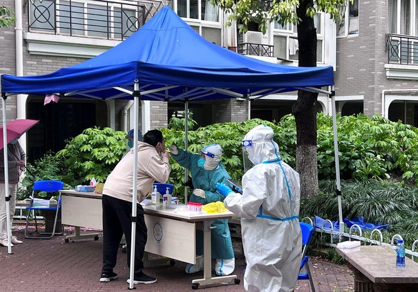 Nhân viên y tế đang lấy mẫu xét nghiệm cho một người đàn ông ở Thượng Hải, Trung Quốc ngày 14-4. Ảnh: REUTERS Nhân viên y tế đang lấy mẫu xét nghiệm cho một người đàn ông ở Thượng Hải, Trung Quốc ngày 14-4. Ảnh: REUTERS