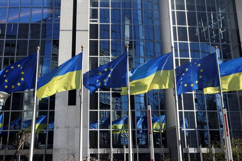 Cờ Liên minh châu Âu (EU) và quốc kỳ Ukraine bay bên ngoài trụ sở Ủy ban châu Âu ở Brussels, Bỉ, ngày 28-2. Ảnh: REUTERS Cờ Liên minh châu Âu (EU) và quốc kỳ Ukraine bay bên ngoài trụ sở Ủy ban châu Âu ở Brussels, Bỉ, ngày 28-2. Ảnh: REUTERS