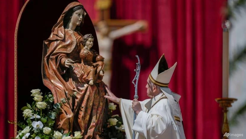 Giáo hoàng Francis cử hành thánh lễ Phục sinh ngoài trời tại quảng trường St. Peter hôm 17-4. Ảnh: AP Giáo hoàng Francis cử hành thánh lễ Phục sinh ngoài trời tại quảng trường St. Peter hôm 17-4. Ảnh: AP