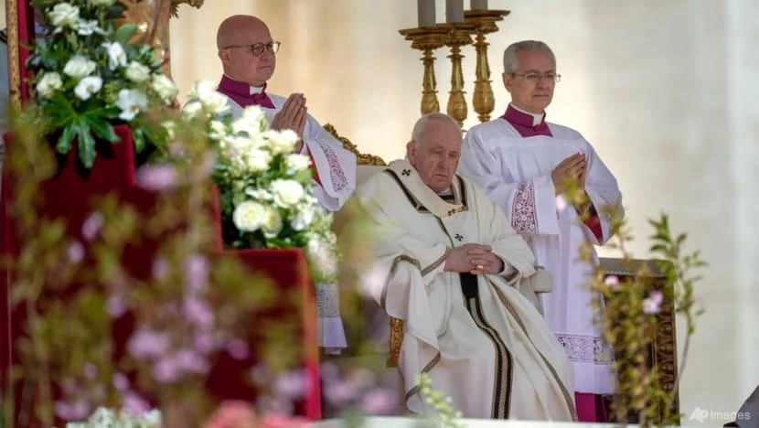 Giáo hoàng Francis ngồi trên khu vực bàn thờ được đặt bên ngoài vương cung thánh đường vào ngày 17-4. Ảnh: AP Giáo hoàng Francis ngồi trên khu vực bàn thờ được đặt bên ngoài vương cung thánh đường vào ngày 17-4. Ảnh: AP