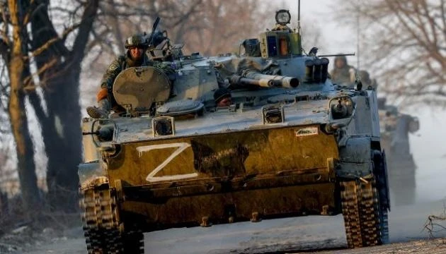 Quân đội Nga trên xe bọc thép. Ảnh: UKRINFORM Quân đội Nga trên xe bọc thép. Ảnh: UKRINFORM