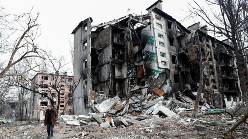 Một người đàn ông đi bộ gần một tòa nhà dân cư bị phá hủy trong cuộc xung đột Ukraine-Nga ở TP Mariupol vào ngày 17-4. Ảnh: REUTERS Một người đàn ông đi bộ gần một tòa nhà dân cư bị phá hủy trong cuộc xung đột Ukraine-Nga ở TP Mariupol vào ngày 17-4. Ảnh: REUTERS