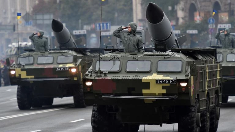 Bệ phóng tên lửa đạn đạo chiến thuật Tochka-U trong cuộc duyệt binh ở Kiev, Ukraine. Ảnh: AFP Bệ phóng tên lửa đạn đạo chiến thuật Tochka-U trong cuộc duyệt binh ở Kiev, Ukraine. Ảnh: AFP