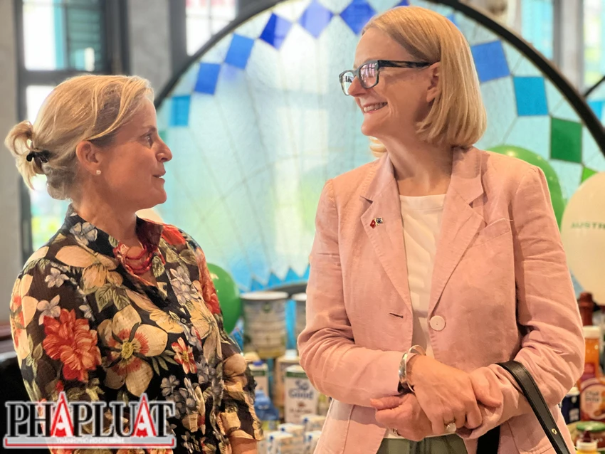Tổng Lãnh sự Úc tại TP Hồ Chí Minh Sarah Hooper (phải) cùng Ủy viên Thương mại và Đầu tư cấp cao Rebecca Ball (trái). Ảnh: PLO Tổng Lãnh sự Úc tại TP Hồ Chí Minh Sarah Hooper (phải) cùng Ủy viên Thương mại và Đầu tư cấp cao Rebecca Ball (trái). Ảnh: PLO