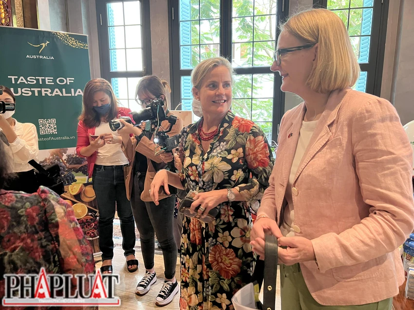 Tổng Lãnh sự Úc tại TP Hồ Chí Minh Sarah Hooper (phải) cùng Ủy viên Thương mại và Đầu tư cấp cao Rebecca Ball (trái). Ảnh: PLO Tổng Lãnh sự Úc tại TP Hồ Chí Minh Sarah Hooper (phải) cùng Ủy viên Thương mại và Đầu tư cấp cao Rebecca Ball (trái). Ảnh: PLO
