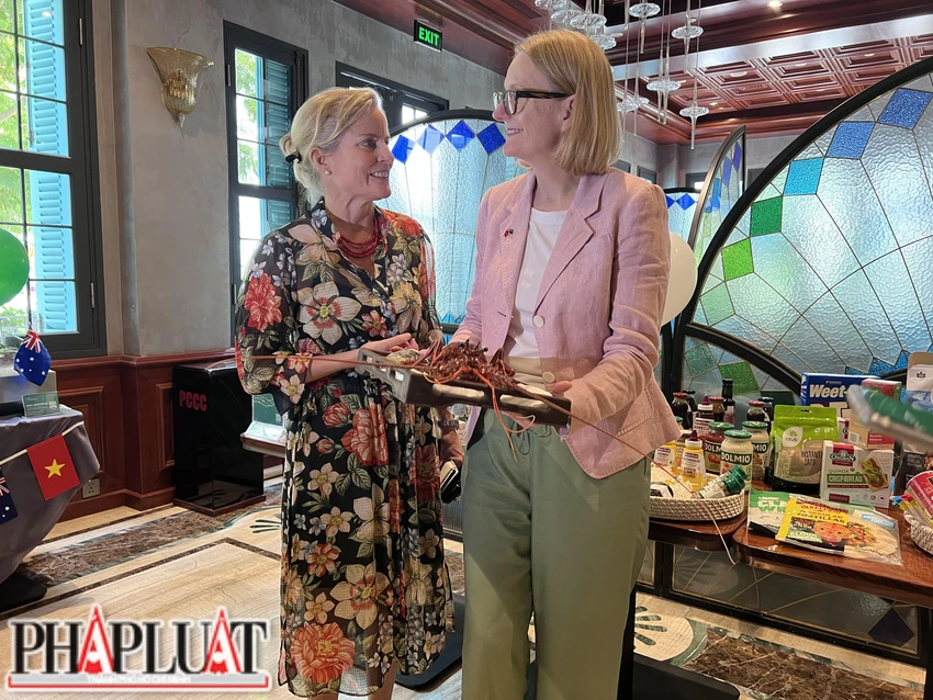 Tổng Lãnh sự Úc tại TP Hồ Chí Minh Sarah Hooper (phải) cùng Ủy viên Thương mại và Đầu tư cấp cao Rebecca Ball (trái). Ảnh: PLO Tổng Lãnh sự Úc tại TP Hồ Chí Minh Sarah Hooper (phải) cùng Ủy viên Thương mại và Đầu tư cấp cao Rebecca Ball (trái). Ảnh: PLO