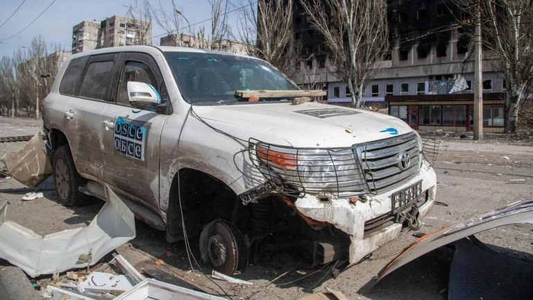 Một chiếc xe của phái đoàn giám sát đặc biệt của OSCE bị phá hủy ở Mariupol, Ukraine. Ảnh: RT Một chiếc xe của phái đoàn giám sát đặc biệt của OSCE bị phá hủy ở Mariupol, Ukraine. Ảnh: RT