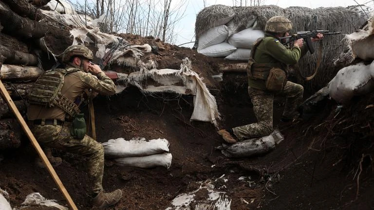 Các binh sĩ Ukraine trong chiến hào trên chiến tuyến với quân đội Nga ở vùng Lufansk vào ngày 11-4. Ảnh: AFP Các binh sĩ Ukraine trong chiến hào trên chiến tuyến với quân đội Nga ở vùng Lufansk vào ngày 11-4. Ảnh: AFP
