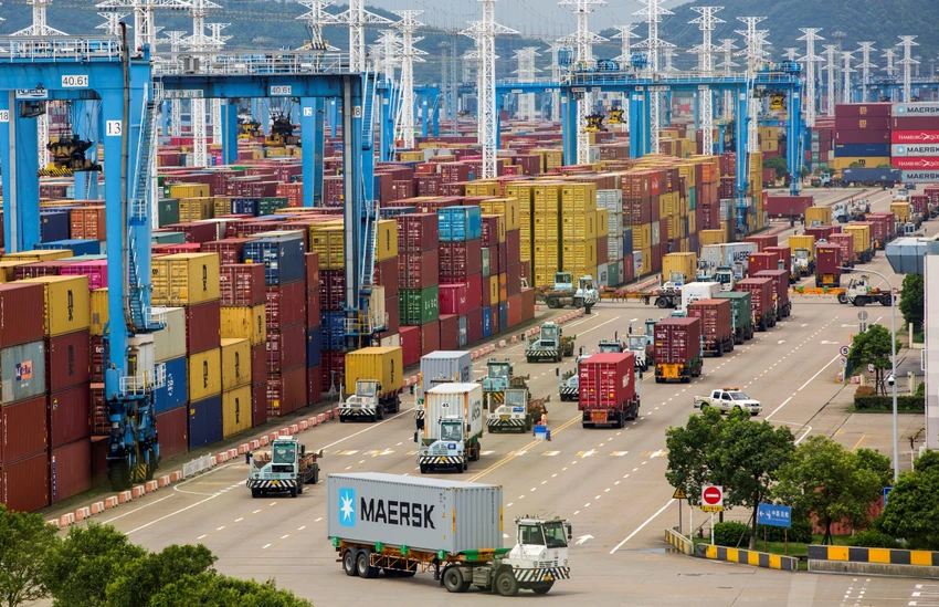 Dòng xe tải chở hàng tại một bến container ở cảng Ningbo Zhoushan, tỉnh Chiết Giang, Trung Quốc, ngày 15-8-2021. Ảnh: REUTERS