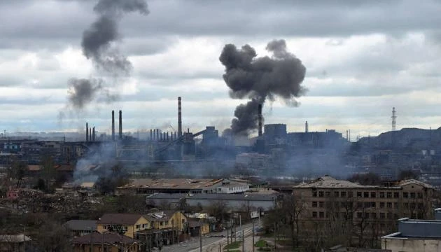 Tp Mariupol chìm trong khói lửa sau các cuộc pháo kích của Nga. Ảnh: UKRINFORM Tp Mariupol chìm trong khói lửa sau các cuộc pháo kích của Nga. Ảnh: UKRINFORM