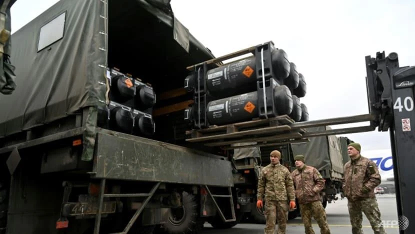Lô hàng tên lửa chống tăng Javelin Mỹ chuyển giao cho Ukraine vào ngày 11-2. Ảnh: AFP Lô hàng tên lửa chống tăng Javelin Mỹ chuyển giao cho Ukraine vào ngày 11-2. Ảnh: AFP