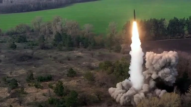 Lực lượng Nga phóng tên lửa chiến thuật Iskander nhắm vào Ukraine. Ảnh: SPUTNIK Lực lượng Nga phóng tên lửa chiến thuật Iskander nhắm vào Ukraine. Ảnh: SPUTNIK