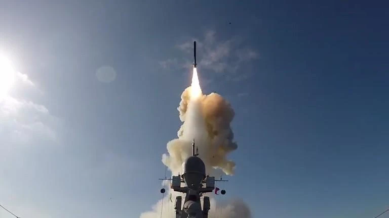 Một tên lửa Kalibr do tàu chiến Nga bắn. Ảnh: SPUTNIK Một tên lửa Kalibr do tàu chiến Nga bắn. Ảnh: SPUTNIK