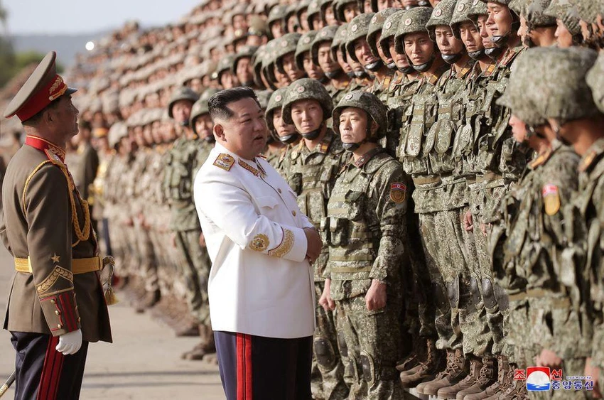 Nhà lãnh đạo Triều Tiên Kim Jong-un gặp gỡ các binh sĩ trong buổi duyệt binh kỷ niệm 90 năm ngày thành lập quân đội Triều Tiên vào ngày 25-4. Ảnh: REUTERS Nhà lãnh đạo Triều Tiên Kim Jong-un gặp gỡ các binh sĩ trong buổi duyệt binh kỷ niệm 90 năm ngày thành lập quân đội Triều Tiên vào ngày 25-4. Ảnh: REUTERS