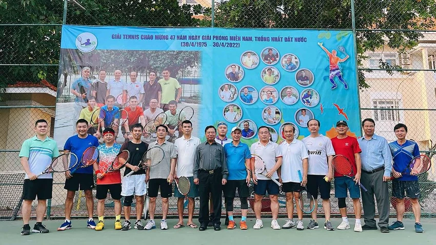 Đại sứ Việt Nam tại Campuchia Nguyễn Huy Tăng chụp hình cùng các tuyển thủ trong buổi khai mạc giải tennis chào mừng ngày giải phóng miền Nam thống nhất đất nước. Ảnh: Đại sứ quán Việt Nam tại Campuchia