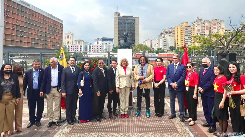 Chủ tịch Hội Liên hiệp Phụ nữ Việt Nam Hà Thị Nga, Đại sứ Việt Nam tại Venezuela Lê Viết Duyên, Thứ trưởng Ngoại giao Venezuela Capaya Rodríguez cùng cách khách mời chụp hình trước tượng Bác Hồ. Ảnh: TTXVN