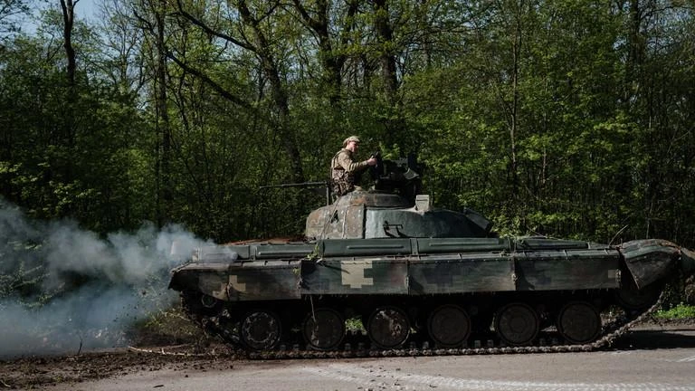 Lính Ukraine ngồi trên xe bọc thép tuần tra gần TP Slovyansk, ngày 26-4. Ảnh: AFP
