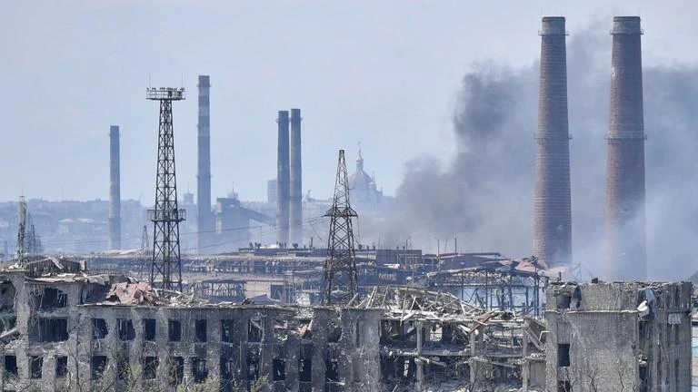Khói bốc lên bao trùm nhà máy thép Azovstal ở Mariupol, Ukraine. Ảnh: SPUTNIK Khói bốc lên bao trùm nhà máy thép Azovstal ở Mariupol, Ukraine. Ảnh: SPUTNIK