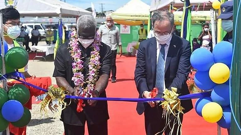 Thủ tướng Solomons Manasseh Sogavare và Đại sứ Trung Quốc Lê Minh dự lễ khai trương một tổ hợp sân vận động do Trung Quốc tài trợ ở Honiara vào ngày 22-4. Ảnh: AFP