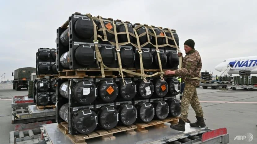 Binh sĩ Ukraine đang tháo dỡ lô tên lửa Javelin được gửi từ Mỹ tại sân bay Boryspil ở Kiev vào ngày 11-2. Ảnh: AFP Binh sĩ Ukraine đang tháo dỡ lô tên lửa Javelin được gửi từ Mỹ tại sân bay Boryspil ở Kiev vào ngày 11-2. Ảnh: AFP