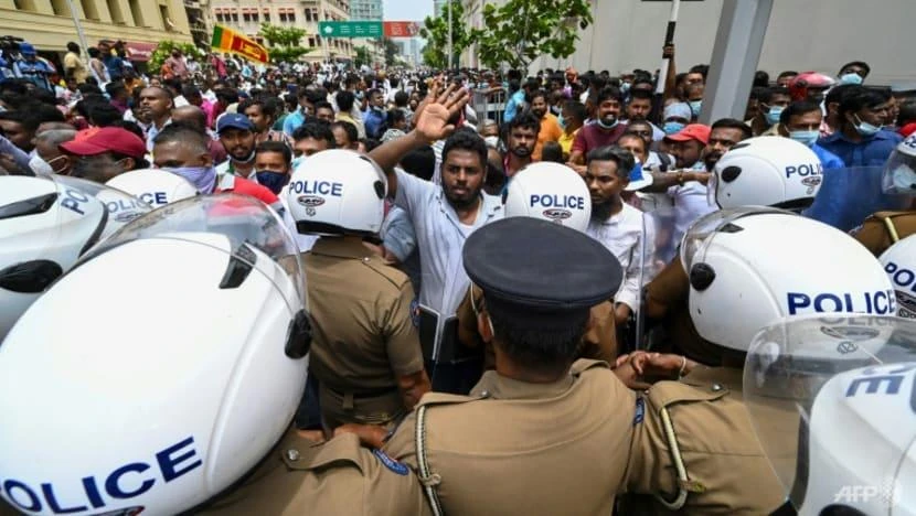 Lực lượng cảnh sát tìm cách kiểm soát dòng người biểu tình tại Colombo, Sri Lanka, vào ngày 9-5. Ảnh: AFP Lực lượng cảnh sát tìm cách kiểm soát dòng người biểu tình tại Colombo, Sri Lanka, vào ngày 9-5. Ảnh: AFP